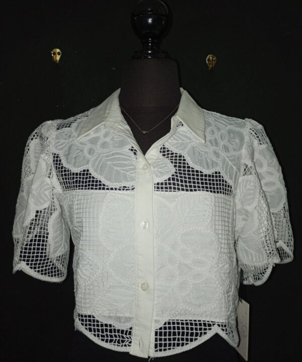 blusa corta de encaje calado talla chica